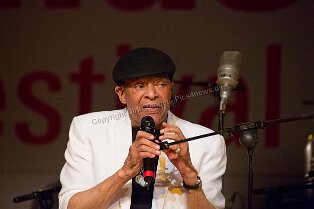 Al Jarreau Al Jarreau Bürgerlich: Alwyn Lopez Jarreau Bild: Singen