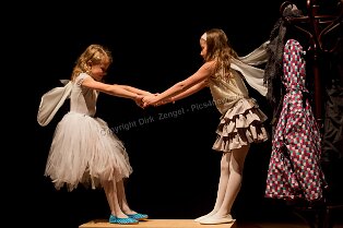 MixA_ 157 Zwei Elfen bachten die Glücksschuhe in dem gleichnamigen Musical der Akademie für Tonkunst. Foto: Dirk Zengel