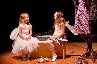 MixA_ 158 Zwei Elfen bachten die Glücksschuhe in dem gleichnamigen Musical der Akademie für Tonkunst. Foto: Dirk Zengel