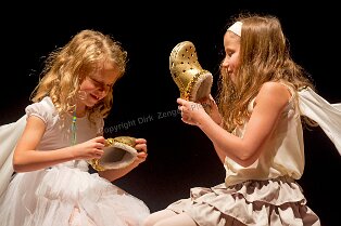 MixA_ 159 Zwei Elfen bachten die Glücksschuhe in dem gleichnamigen Musical der Akademie für Tonkunst. Foto: Dirk Zengel