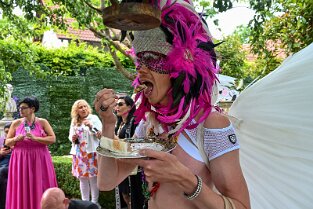 HG_ 285 Harald Glööckler feierte im Chateau Pompöös seine Geburtstagsfeier am 30.5.2022 in Kirchheim an der Weinstraße. Manuel Flickinger beim Kuchenessen.