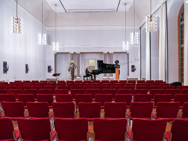 Gesang und Unterhaltung auf der Bühne Mix von Sängern, Shows und Aufführungen Fotostrecken von Auftritten