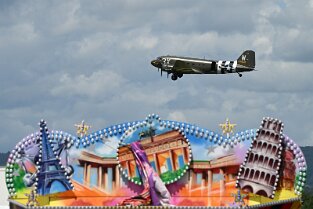 LB_ 168 Feierlichkeiten zu 75 Jahre Luftbrücke auf dem Flughafen Erbenheim (Clay Kaserne). Bild: EIne 3 X „Thats All … Brother“ Douglas C-47-A Skytrain steigt über den...
