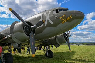 LB_ 183 Feierlichkeiten zu 75 Jahre Luftbrücke auf dem Flughafen Erbenheim (Clay Kaserne). Bild: 3 X „Thats All … Brother“ Douglas C-47-A Skytrain