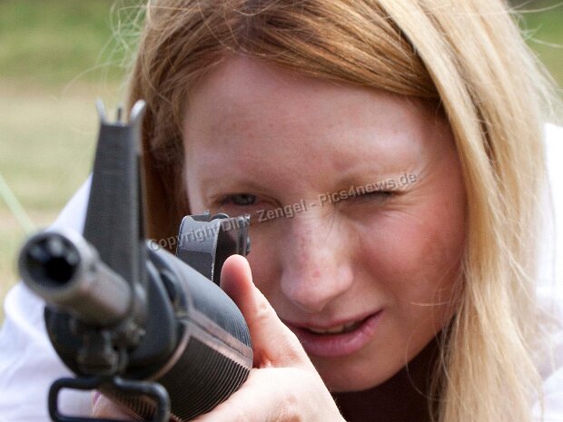 Frauen mit Waffen Immer mehr Frauen üben sich im Umgang mit einer Waffe.