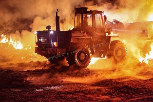 Feuerhölle an der Bergstrasse Feuerhölle an der Bergstrasse Am Donnerstag Abend brannten an einem Pferdehof in Bensheim knapp 1.000 Heuballen ab. Da Löschversuche zu zuviel Rauchentwicklung...