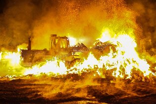 Feuerhölle an der Bergstrasse Feuerhölle an der Bergstrasse Am Donnerstag Abend brannten an einem Pferdehof in Bensheim knapp 1.000 Heuballen ab. Da Löschversuche zu zuviel Rauchentwicklung...