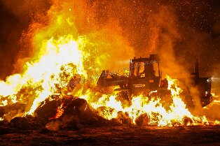 Feuerhölle an der Bergstrasse Feuerhölle an der Bergstrasse Am Donnerstag Abend brannten an einem Pferdehof in Bensheim knapp 1.000 Heuballen ab. Da Löschversuche zu zuviel Rauchentwicklung...