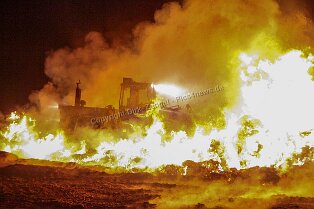 Feuerhölle an der Bergstrasse Feuerhölle an der Bergstrasse Am Donnerstag Abend brannten an einem Pferdehof in Bensheim knapp 1.000 Heuballen ab. Da Löschversuche zu zuviel Rauchentwicklung...