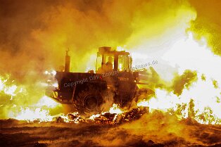 Feuerhölle an der Bergstrasse Feuerhölle an der Bergstrasse Am Donnerstag Abend brannten an einem Pferdehof in Bensheim knapp 1.000 Heuballen ab. Da Löschversuche zu zuviel Rauchentwicklung...