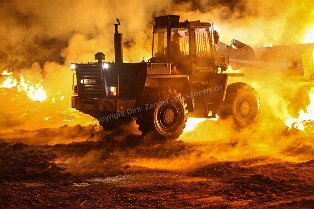 Feuerhölle an der Bergstrasse Feuerhölle an der Bergstrasse Am Donnerstag Abend brannten an einem Pferdehof in Bensheim knapp 1.000 Heuballen ab. Da Löschversuche zu zuviel Rauchentwicklung...