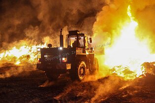Feuerhölle an der Bergstrasse Feuerhölle an der Bergstrasse Am Donnerstag Abend brannten an einem Pferdehof in Bensheim knapp 1.000 Heuballen ab. Da Löschversuche zu zuviel Rauchentwicklung...