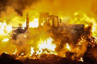 Feuerhölle an der Bergstrasse Feuerhölle an der Bergstrasse Am Donnerstag Abend brannten an einem Pferdehof in Bensheim knapp 1.000 Heuballen ab. Da Löschversuche zu zuviel Rauchentwicklung...