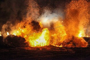 Feuerhölle an der Bergstrasse Feuerhölle an der Bergstrasse Am Donnerstag Abend brannten an einem Pferdehof in Bensheim knapp 1.000 Heuballen ab. Da Löschversuche zu zuviel Rauchentwicklung...