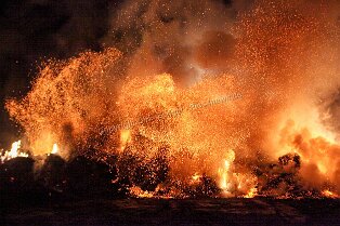Feuerhölle an der Bergstrasse Feuerhölle an der Bergstrasse Am Donnerstag Abend brannten an einem Pferdehof in Bensheim knapp 1.000 Heuballen ab. Da Löschversuche zu zuviel Rauchentwicklung...