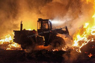 Feuerhölle an der Bergstrasse Feuerhölle an der Bergstrasse Am Donnerstag Abend brannten an einem Pferdehof in Bensheim knapp 1.000 Heuballen ab. Da Löschversuche zu zuviel Rauchentwicklung...