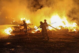 Feuerhölle an der Bergstrasse Feuerhölle an der Bergstrasse Am Donnerstag Abend brannten an einem Pferdehof in Bensheim knapp 1.000 Heuballen ab. Da Löschversuche zu zuviel Rauchentwicklung...