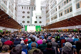 LMV in Frankfurt Blick von Hinten auf die Bühne Landesmitgliederversammlung Bündnis 90 / Die Grünen Hessen