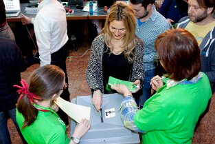 Junge Frau wirft ihren Wahlzettel in die Urne Junge Frau wirft ihren Wahlzettel in die Urne Abgestimmt wurde über den Koalitionsvertrag Landesmitgliederversammlung Bündnis 90 / Die Grünen Hessen