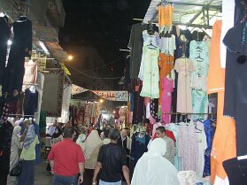 Stoffe und Kleider auf dem Basar in Kairo Stoffe und Kleider auf dem Basar in Kairo