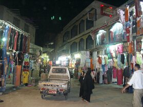 Stoffe und Kleider auf dem Basar in Kairo