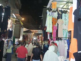 Stoffe und Kleider auf dem Basar in Kairo