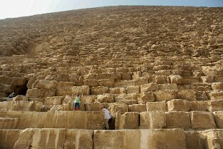 Touristen klettern zum Eingang der Cheopspyramide