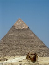 Sphinx Kopf mit Pyramide im Hintergrund