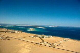 Bucht Rotes Meer mit Hotelanlagen