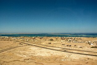 Bucht Rotes Meer mit Hotelanlagen