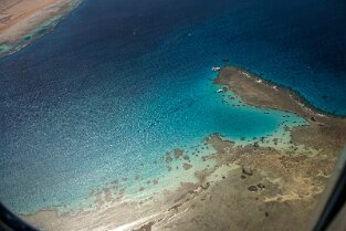Bucht Rotes Meer mit Hotelanlagen