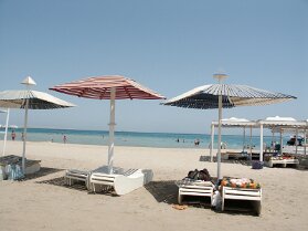 Sonnenschirme und Liegen