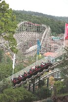 Vergnügungspark Liseberg in Göteborg Vergnügungspark Liseberg in Göteborg Bild: Mehrere Achterbahnen auf engem Raum