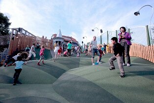 Vergnügungspark Liseberg in Göteborg Vergnügungspark Liseberg in Göteborg Bild: Spielewelt bei den Kaninchen mit Hügeln zum Hüpfen