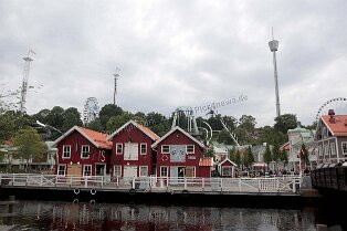 Vergnügungspark Liseberg in Göteborg Vergnügungspark Liseberg in Göteborg Bild: Traditionelle Hafenhäuser und dahinter die Riesenräder, Achterbahn, den Freefalltower und noch andere Fahrgeschäfte