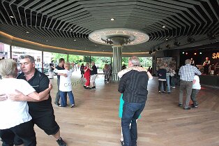 Vergnügungspark Liseberg in Göteborg Vergnügungspark Liseberg in Göteborg Bild: Sehr beliebt ist vorallem bei älteren Menschen der Tanzboden. Hier wird Walzer, Polka, Tcha-Tcha-Tcha und Fox getanzt...