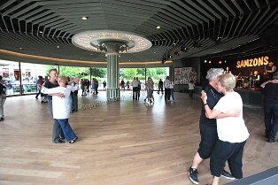 Vergnügungspark Liseberg in Göteborg Vergnügungspark Liseberg in Göteborg Bild: Sehr beliebt ist vorallem bei älteren Menschen der Tanzboden. Hier wird Walzer, Polka, Tcha-Tcha-Tcha und Fox getanzt...