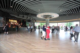 Vergnügungspark Liseberg in Göteborg Vergnügungspark Liseberg in Göteborg Bild: Sehr beliebt ist vorallem bei älteren Menschen der Tanzboden. Hier wird Walzer, Polka, Tcha-Tcha-Tcha und Fox getanzt...