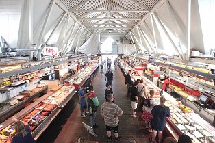 Impressionen Feskekôrka (Fischkirche) Impressionen Feskekôrka (Fischkirche) Bild: Blick vom Restaurant in die Fischhalle