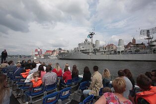 Paddan-Bootstour Impressionen der Stadt mit Paddan-Bootstour durch Göteborg Bild: Nach den Kanälen kommt die Fahrt im Hafen. Im Hintergrund Ausstellungsschiff HMS Smäland J19...