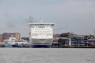 Fähre Göteborg - Kiel Impressionen der Stadt mit Paddan-Bootstour durch Göteborg und den Hafen Bild: Fähre nach Kiel lässt gerade die Maschinen an, liegt noch am Kai
